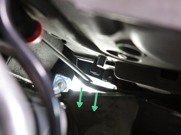 Décrocher la durite d'essence sur le carter en plastique