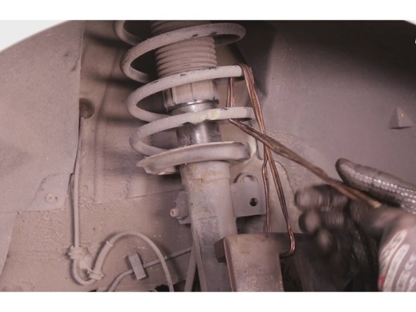 Accrocher l’étrier avec une corde a la suspension afin que le flexible de frein ne s’abîme pas