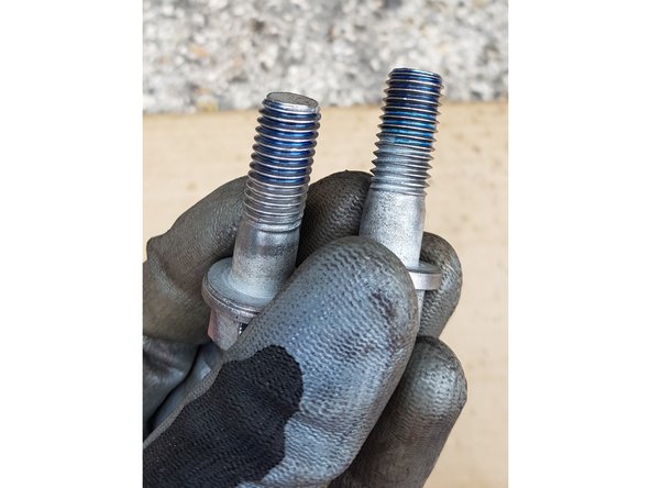 La plaquette avec la languette en métal ira côté piston.