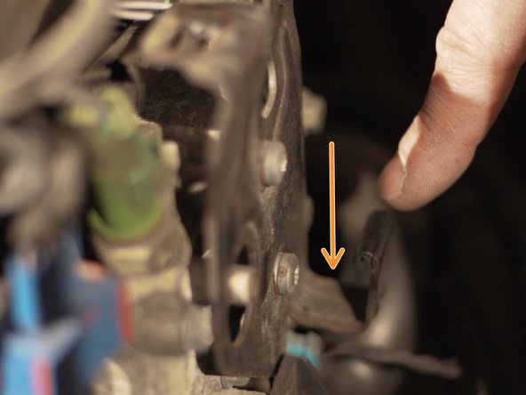 Commencer par glisser la languette dans son guide