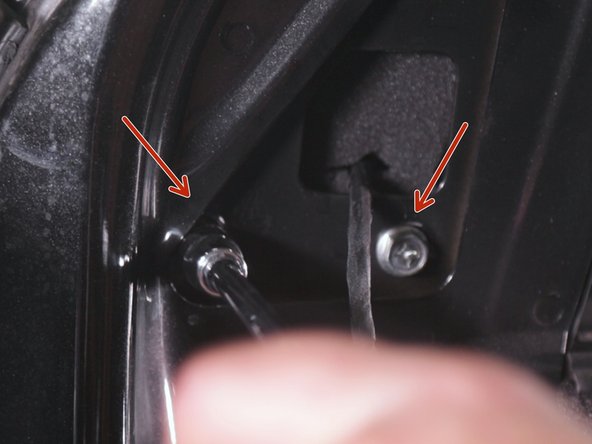 Resserrer les trois vis de fixation du rétroviseur