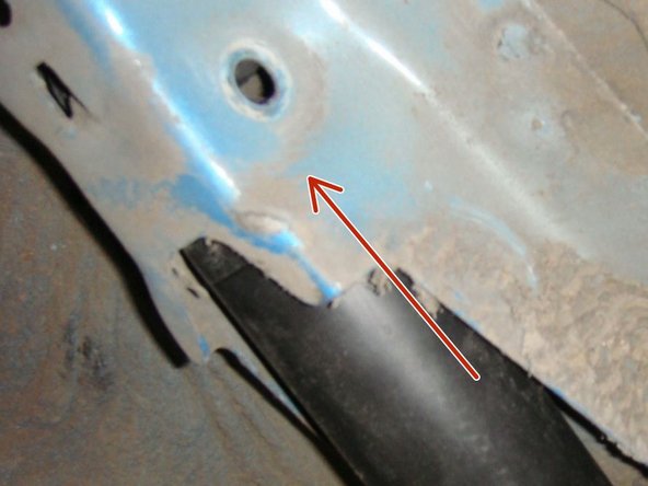 Comme pour l’étape précédente comprimer l'amortisseur pour le repositionner, en bas puis en haut