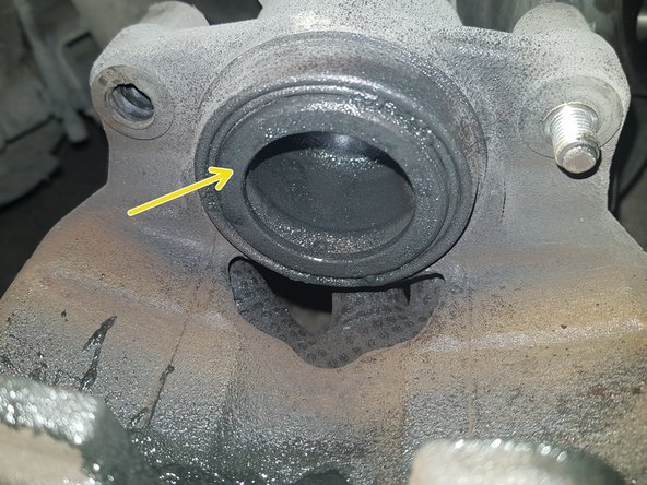 N'en pulvérisez surtout pas sur les surfaces de frottement (disques et intérieur des plaquettes).