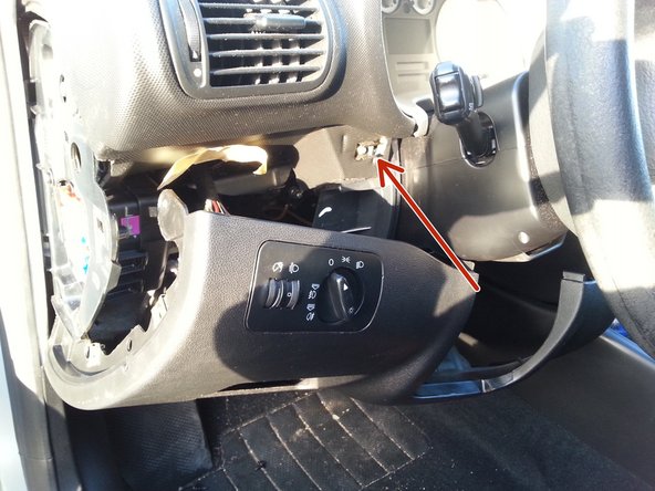 tirer sur le cache (sous le volant) il est maintenu que par 2 agrafes ( flèche rouge sur photo 2 et 3)