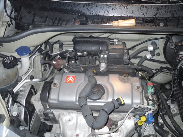 De clipser  les 2 autres embouts de la durite en faisant appui sur les languettes jaunes avec un tournevis plat