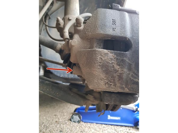 Nous allons maintenant remettre les 2 caches en plastique des vis de l'étrier de frein.