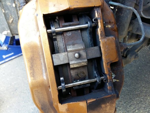 Avant de repartir pomper sur la pédale de frein pour repositionner les plaquettes sur le disque