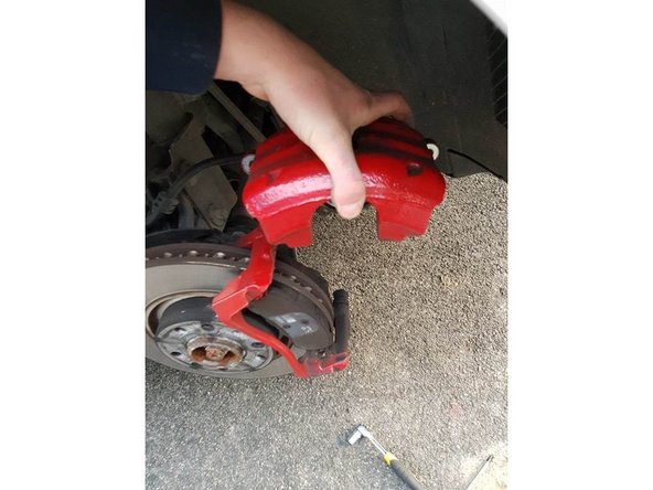
Place the brake caliper opposite the screw threads then screw the caliper, use a 10 flat wrench, firmly screw in the 2 screws which hold it.
