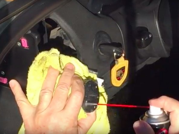 Nettoyer les contacts des 2 connecteurs (commutateur et tambour) présents dans le tableau de bord