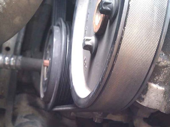 Remise en tension : Comme pour l’étape n°3, exercer une tension sur le tendeur à l’aide de la clé de 17. Retirer la clé Allen qui sert de blocage puis relâcher doucement pour mettre la courroie en tension.