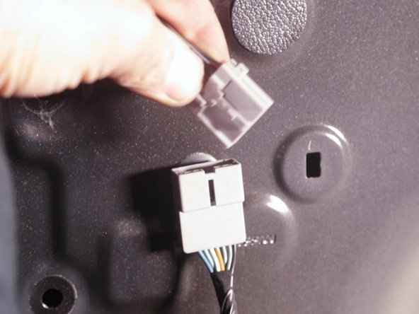 A l'aide d'un tournevis plat retirer le connecteur du rétroviseur