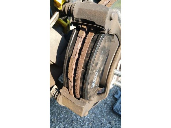 On vérifie que les 2 plaquettes sont bien  rentrées et en appuie sur le disque.