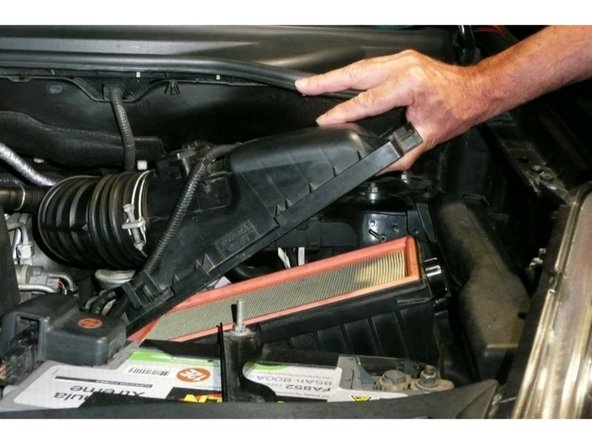 Soulever le couvercle et retirer le filtre usagé.