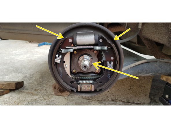 Pulvérisez du nettoyant frein en insistant au niveau des mâchoires et de l'arbre.