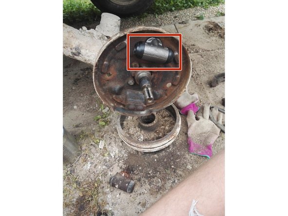 Poser le nouveau cylindre, serrer les 2 écrous et reconnecter la durite de frein