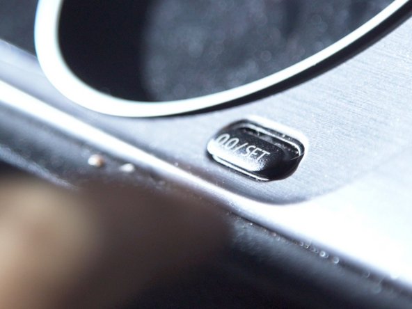 Pour lancer le menu de remise à zéro sur votre tableau de bord, vous devez insérer la clef et démarrer tout en appuyant sur le bouton "00/SET" présent sur votre tableau de bord