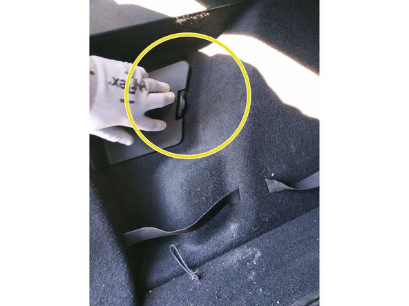 faire basculer le cache et appuyer pour clipser