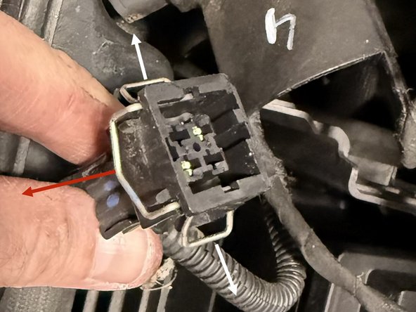 Retirer l'agraffe en U en déclipsant les deux côté puis en tirant vers l'avant