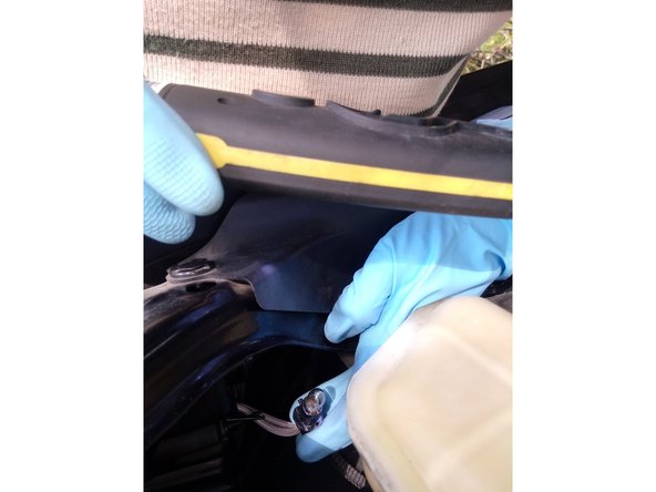 Dégager le porte-ampoule de la veilleuse - c'est le plus éloigné et plus petit - en tournant d'un quart de tour. Enlever l'ampoule en la tirant, et la remplacer.