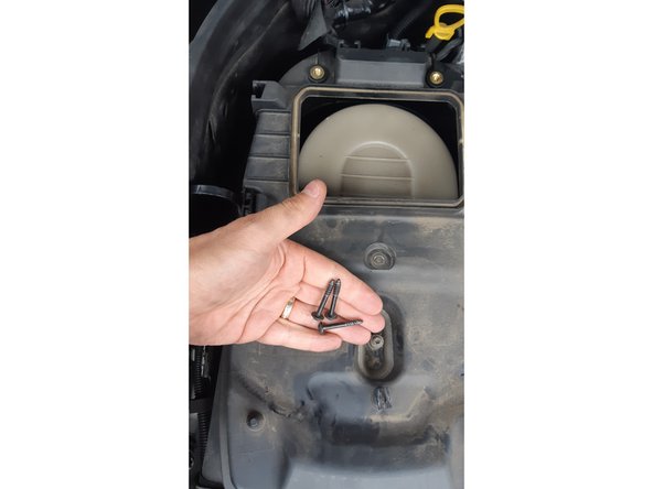 il faut dévisser les 7 vis torx qui maintiennent le couvercle. Attention, certaines s’enlèvent complétement, donc ne pas les faire tomber au fond du moteur