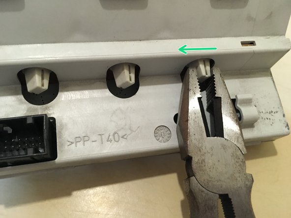 Retirez les support d'ampoule à l'aide d'une pince tournant d'un quart de tour.