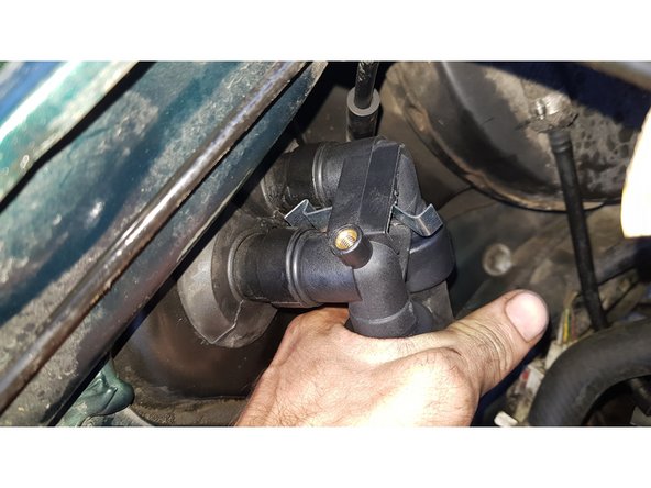 Puis placez le boîtier à sa place jusqu'au &quot;clic&quot; que fera l'agrafe.