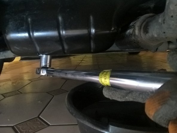 Repose bouchon carter, serrage clé dynamométrique 2,2 daN.m pour réaliser étanchéité. Mettre 3,5 litres d'huile dans le moteur, j'ai toujours mis de la synthétique 5w40, mais préconisation 5W30, faire tourner moteur au ralenti pour remplir filtre à huile, attendre le retour dans le carter et contrôler niveau à la jauge jusqu'au maxi. Huile = 3,8L