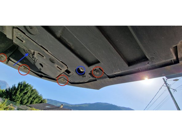 Dévisser les 5 boulons de 10mm (3 visibles &gt; gauche centre droite et 2 cachés par un cache dans la trape &gt; gauche et droite).