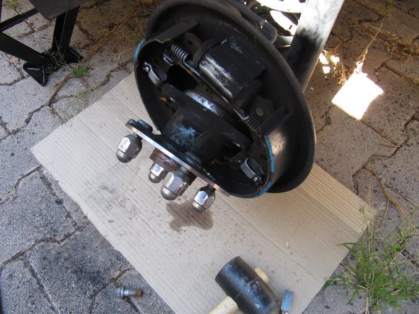 Frapper avec un marteau mou par l’arrière du vis. Effectuer la manipulation sur chaque boulon en croix. Au bout d'un moment le roulement va bouger et venir.