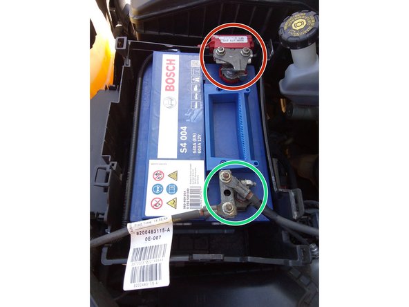 Déposer les écrous des câbles sur la cosse négative, à l'aide d'une clé de 10