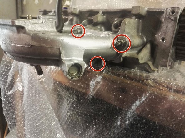 Serrez (progressivement) les écrous de la pipe d'admission