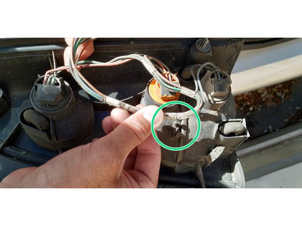 re-clipser le câble d'alimentation principal dans son support pour ne pas qu'il s’abîme.