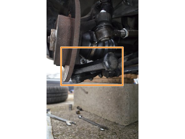 Avec un arrache-rotule sortez la rotule de la fusée.