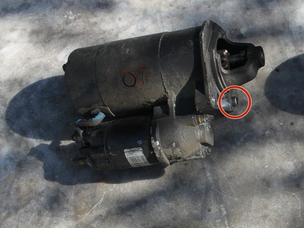 Le démarreur est maintenu dans la bonne position grâce à une douille de centrage : vérifier que cette douille ne soit pas restée sur l’ancien démarreur, si tel est le cas, l’extraire à l’aide d’une pince et la replacer sur le nouveau démarreur à la main ou en vous aidant d’un maillet.