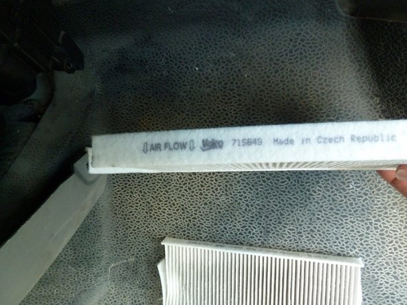 Insérer le premier filtre au fond du logement (attention au sens, les flèches doivent être dirigé vers l'intérieur de l'habitacle).