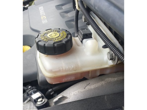 remonter la roue et mettre la voiture au sol . serrer les vis de roue au couple de 90 n.m