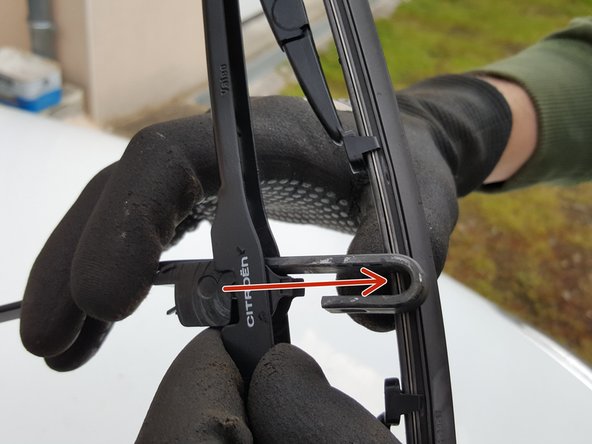 Pousser l'attache du balai jusqu'au fond du bras