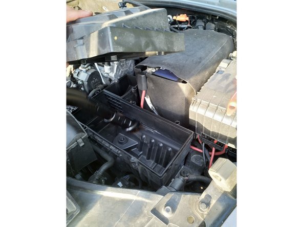 Nettoyer la boîte à air à l'aide d'un aspirateur, d'un pinceau et d'un chiffon microfibre. Enlever les débris, feuilles poussières etc... Penser à enlever la grille au fond pour un nettoyage complet, et la nettoyer elle aussi.