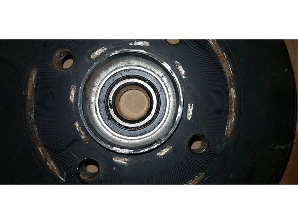 Avec une pince à circlips, retirez le circlip.