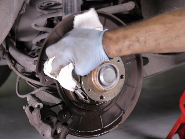 Asperger le moyeu avec du liquide de frein puis essuyer avec un chiffon