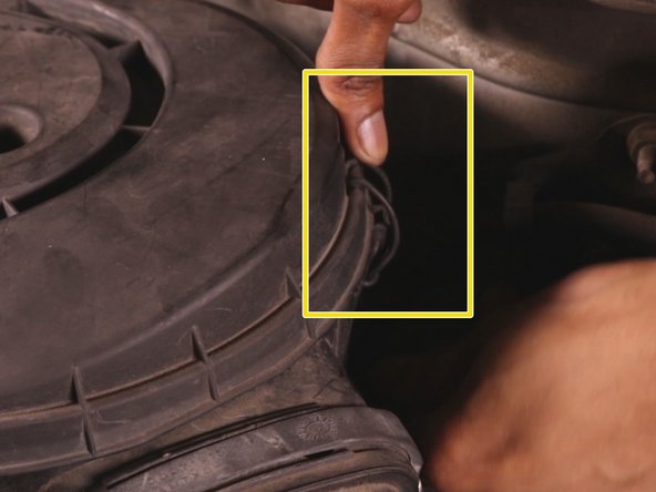 Reclipsser toutes les attaches autour de la boite à air