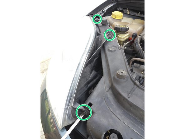 Revisser les 3 vis de fixations du projecteur principal avec le tournevis plat ou la clé torx.