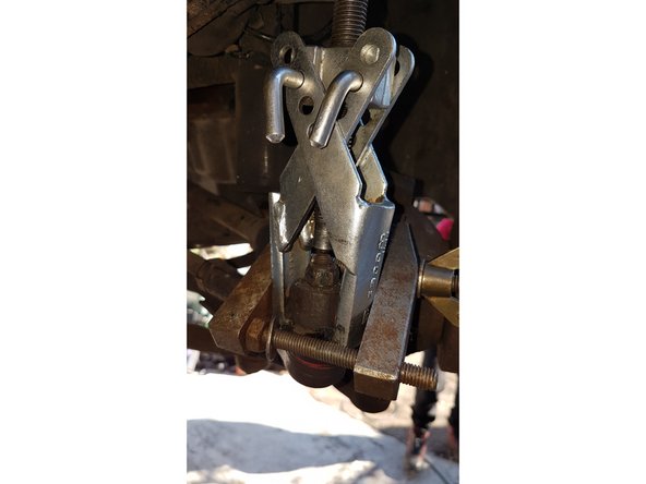 Une fois l'écrou dévissé, vous devrez utiliser un extracteur de rotule pour pouvoir la déloger de son emplacement.