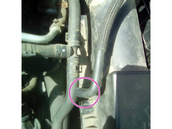 démontez la bride de la batterie.