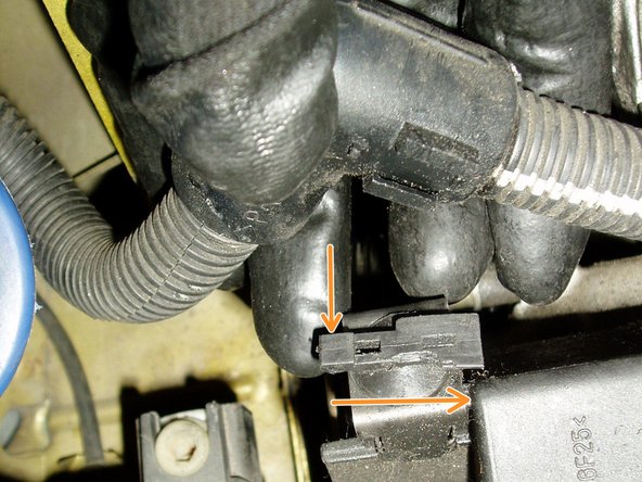 En appuyant sur le loquet et en le faisant coulissé, retirer le coude du faisceau de câble afin d'avoir plus d'accès.