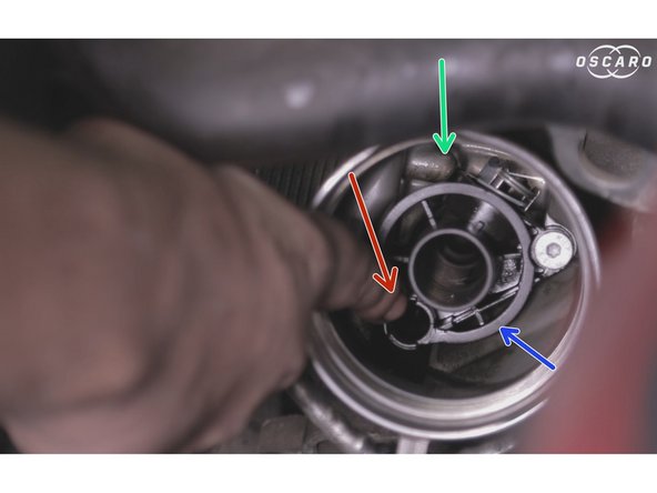 Replacer le filtre à huile sur son support en faisant attention a bien positionner chaque détrompeurs dans l'emplacement prévu.