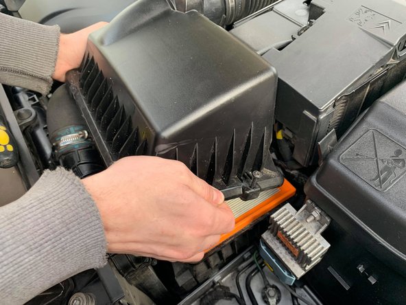 
Be careful to correctly position the filter so as not to pinch the edges of the seal.
