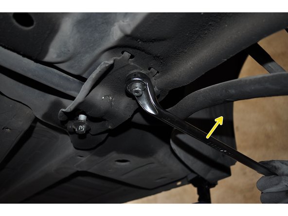 Déposer l'écrou avec une clé de 22 mm, tout en maintenant la vis du triangle à l'aide d'un embout Torx T50 par dessus.