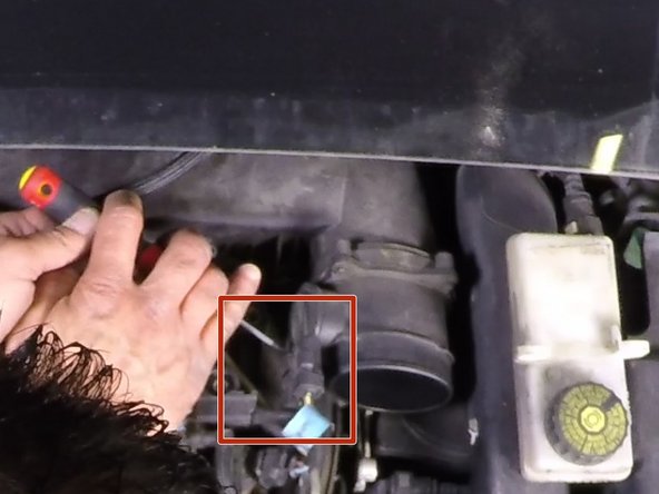 A l'aide d'un tournevis plat débrancher le débitmètre