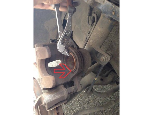 
To be able to put the stem back you will have to pushed the piston back to the maximum, for that use une pince multiprise Then press it very hard until it is completely inserted.
